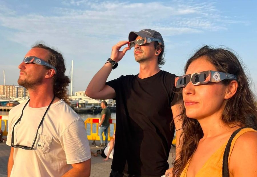 El eclipse solar lleva a siete personas a Urgencias por problemas oculares en Málaga, entre ellas un menor