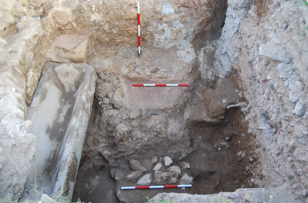 Hallan restos romanos y una fosa almohade del siglo XII en el Castillo de Marbella - perspectiva general instalacion hidraulica de epoca romana