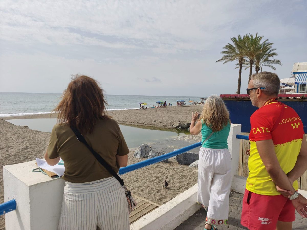 Benalmádena reabre al baño tres de las cinco playas cerradas tras las reacciones en la piel de varios bañistas