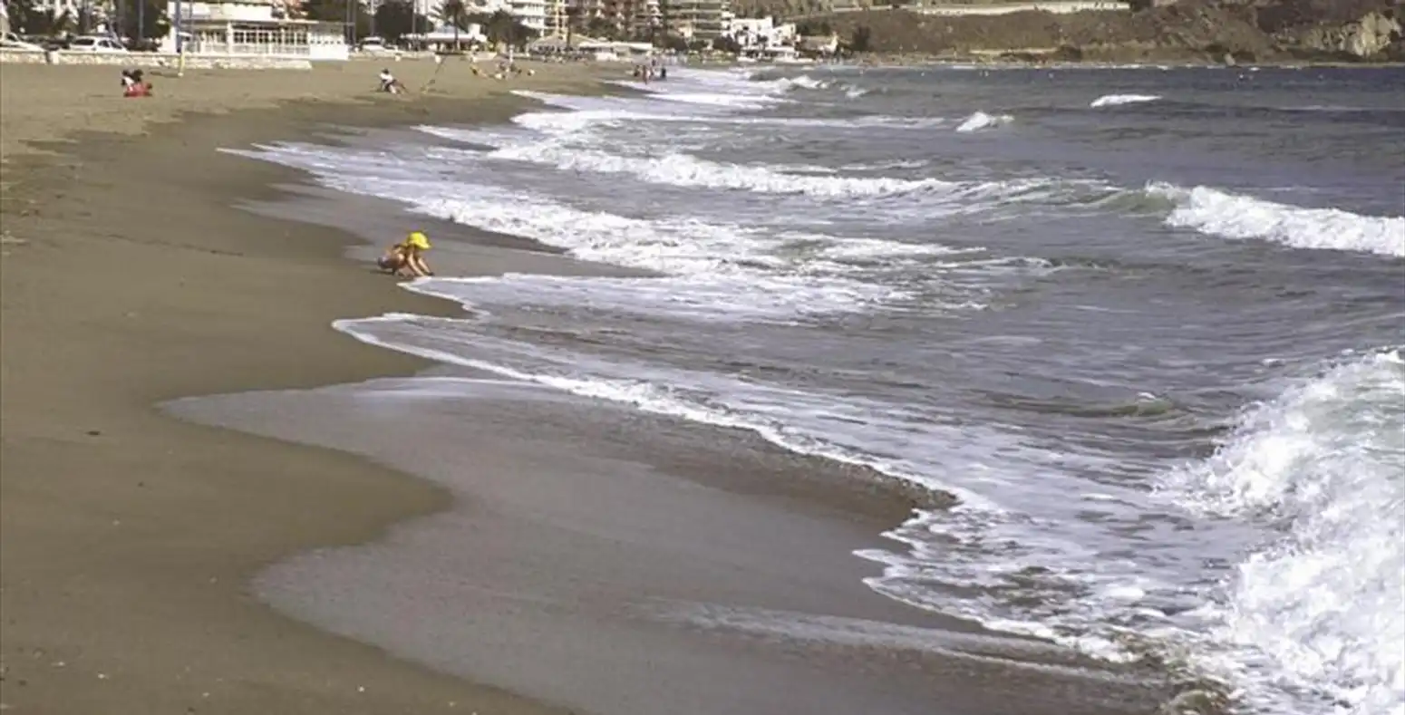 Muere un hombre de 58 años tras caer de una paddle surf y golpearse contra una roca en Fuengirola - playa carvajal fuengirola Muere un hombre de 58 años tras caer de una paddle surf y golpearse contra una roca en Fuengirola
