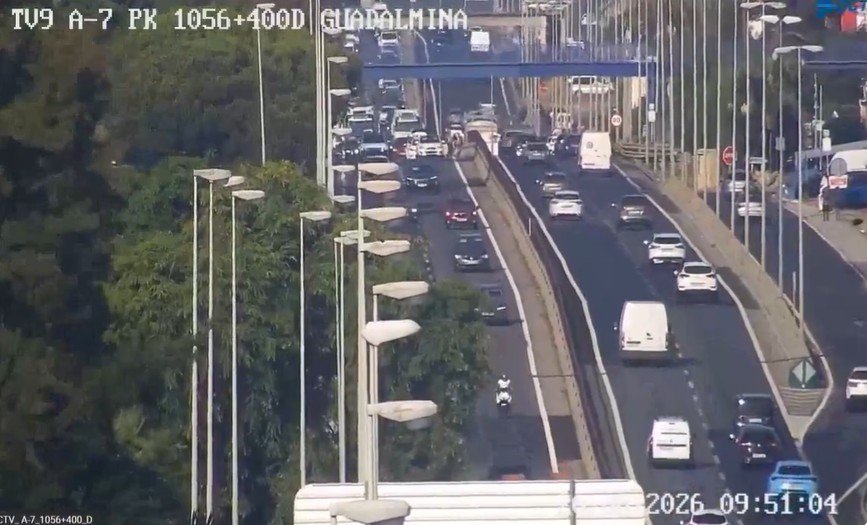 Al menos ocho vehículos implicados en una colisión múltiple en la A-7 que provoca retenciones de Málaga hacia Marbella - retenciones accidente direccion marbella Al menos ocho vehículos implicados en una colisión múltiple en la A-7 que provoca retenciones de Málaga hacia Marbella